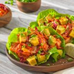 Ensalada de kimchi y aguacate