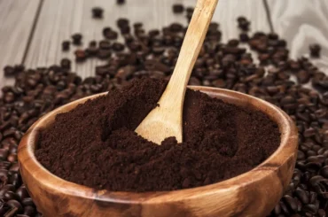 Borra de café en un bowl de madera estudiada por la PUCV contra el deterioro cognitivo