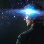 Perfil de un hombre con una galaxia luminosa alrededor de la cabeza, metáfora de la conciencia humana y la experiencia subjetiva