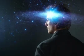 Perfil de un hombre con una galaxia luminosa alrededor de la cabeza, metáfora de la conciencia humana y la experiencia subjetiva