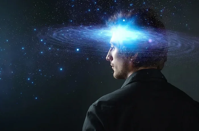 Perfil de un hombre con una galaxia luminosa alrededor de la cabeza, metáfora de la conciencia humana y la experiencia subjetiva
